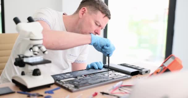 Engenheiro Mestre Desaperta Detalhes Laptop Quebrado Mesa Close Oficina Serviços — Vídeo de Stock