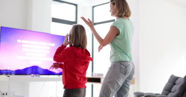 Aktív Családi Tánc Modern Játékkonzollal Otthon Anya Lánya Tévé Előtt — Stock videók