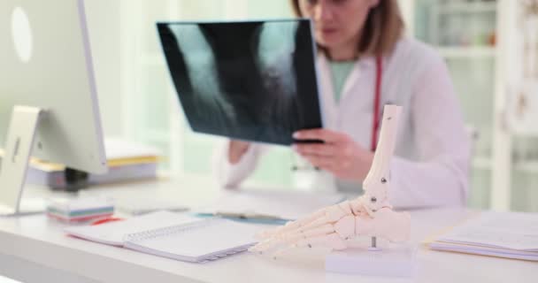 Доктор Проводит Рентген Стопы Анатомию Костей Ноги Травматолог Изучающий Рентген — стоковое видео