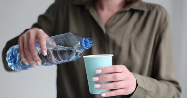 Крупный План Женских Рук Держащих Пластиковую Бутылку Заливающую Фильтрованную Дистиллированную — стоковое видео