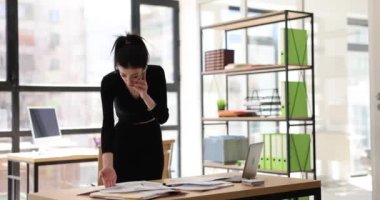 Şok olmuş bir kadın, ofis müdürünün akıllı telefonuyla konuştuğunu tartışıyor. Siparişte ya da müşteride sorun var