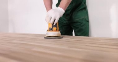 Sanding ahşap kaplama cilası kullanıyor. Ahşap ve ahşap işleme yöntemleri