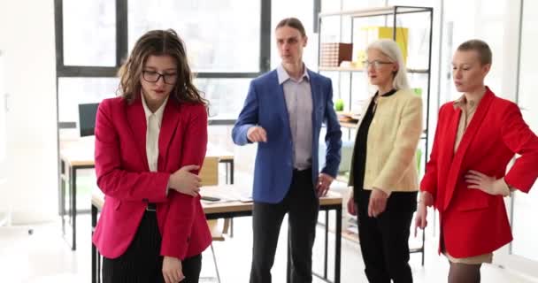Stresszes Kimerült Üzletasszony Aki Belefáradt Hogy Tiszteletlen Vagy Diszkriminált Találkozón — Stock videók