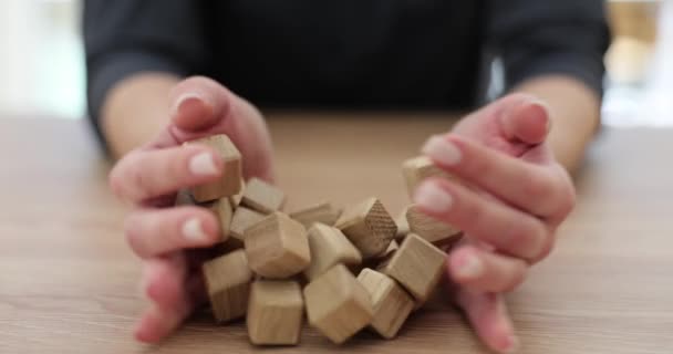 Kvinnliga Händer Häller Träkuber Bordet Att Hitta Kreativa Lösningar Mål — Stockvideo