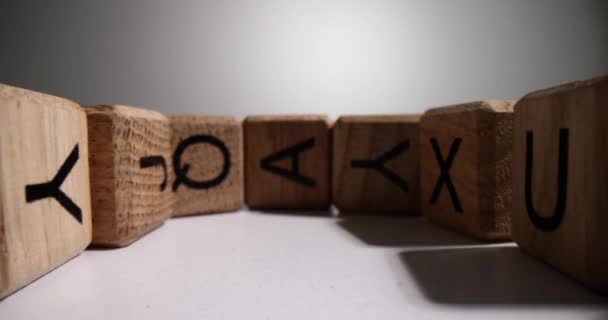 英語のアルファベットが書かれた木製のキューブのセット 読書と論理の発展 — ストック動画
