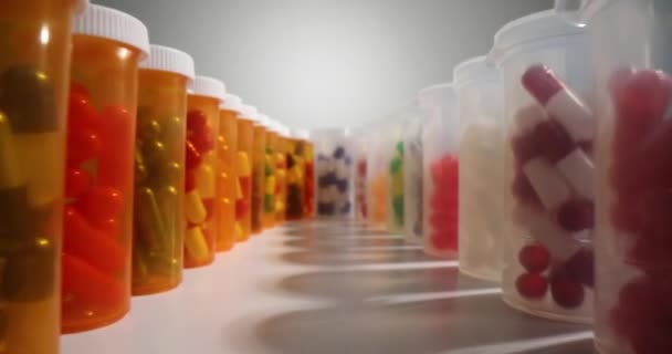 Πολύχρωμα Χάπια Και Κάψουλα Χάπια Και Πλαστικό Μπουκάλι Φάρμακο Γκρι — Αρχείο Βίντεο