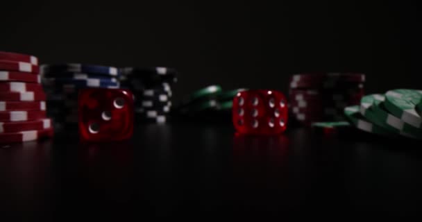 Casino Fichas Rojas Jugando Dados Sobre Fondo Negro Adicción Concepto — Vídeo de stock