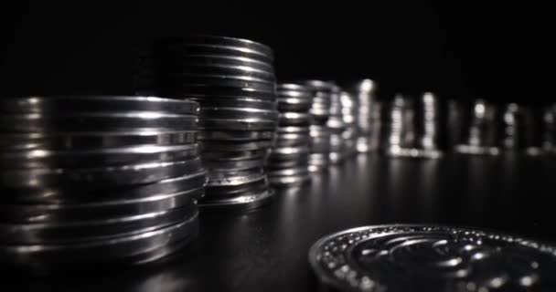 Στοίβες Ασημένιων Νομισμάτων Μαύρο Φόντο Σκιώδης Οικονομία Και Κέρδη — Αρχείο Βίντεο