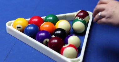 Çok renkli bilardo topları ve kadın ellerinin üçgeni. Oyuncu bilardo oynamaya hazırlanıyor