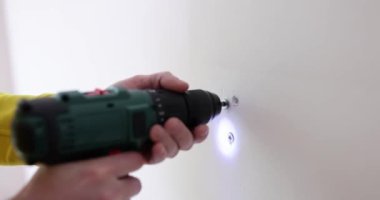 Elektrikli tornavidayla duvara vidalamak. Apartmanda ya da evde onarım