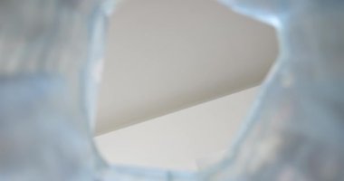 Adam buruşuk kağıtları sepete atıyor. Ekoloji için atık kağıt geri dönüşümü