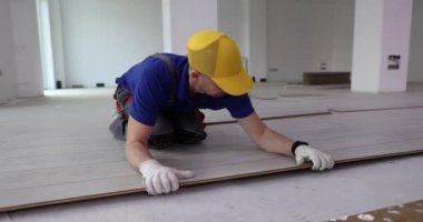 Laminate ustası panelleri tek bir bölüme ve zemine kendi elleriyle bağlar. Ev döşeme kurulumu