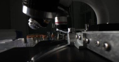 Mikroskop ve laboratuvar ekipmanları kullanıma hazır. Bilimsel araştırma ve adli inceleme.