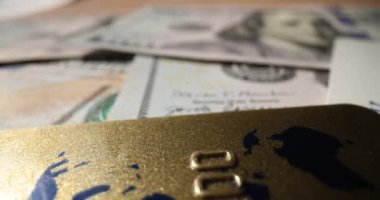 Masadaki kredi kartı ve döviz banknotlarının kapanışı. Nakit ve nakit olmayan ödemeler ve elektronik ödemeler