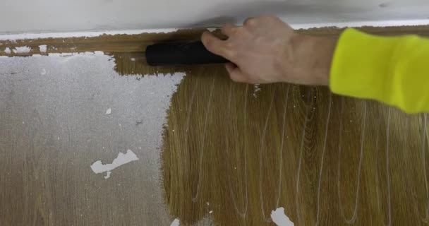 Pracovník Vysává Dřevěnou Podlahu Omítání Stěn Stavební Úklid Odstraňování Prachu — Stock video
