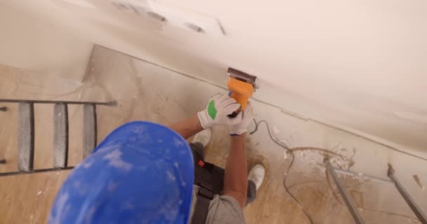 マスターグラインダーによる研削壁のプロセス 絵画や家の改装の概念の前の壁の準備 — ストック動画