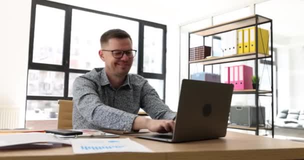 Usmívající Šťastný Pohledný Podnikatel Moderní Kanceláři Chatování Smartphone Práci Notebooku — Stock video