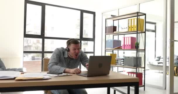 Zenuwachtige Mannelijke Manager Koptelefoon Met Microfoon Boos Schrijft Vervelende Dingen — Stockvideo