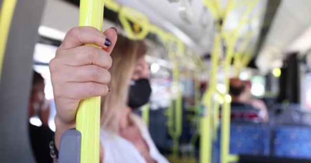 妇女手持栏杆在列车内寻求安全 运输安全和掩蔽模式 — 图库视频影像