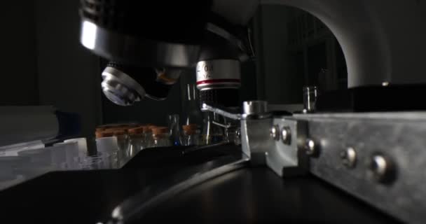 Σετ Μικροσκοπίων Και Εργαστηριακού Εξοπλισμού Είναι Έτοιμο Προς Χρήση Επιστημονική — Αρχείο Βίντεο
