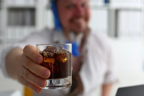 Homme Tient Verre Cola Whisky Avec Glace Main Sur Lieu — Photo