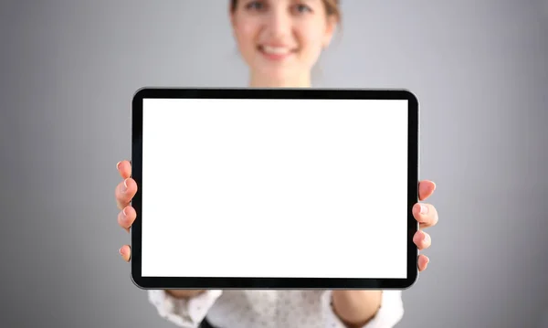 Krásná Usměvavá Podnikatelka Drží Digitální Tablet Reklama Bpnner Obrazovce Tabletu — Stock fotografie