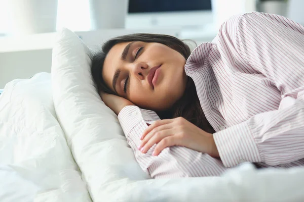 Portrait Beautiful Woman Sleeping Serenely Bed Calm Healthy Sleep Concept — Stock Photo, Image