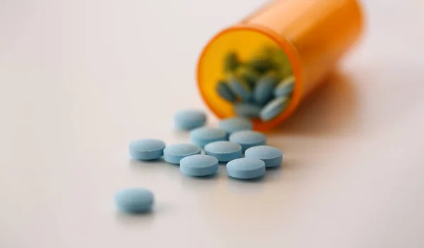 Médico Redondo Garrafa Pílulas Azuis Com Pílulas Mesa Vitaminas Suplementos — Fotografia de Stock
