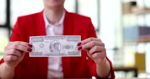 在办公室里拿着价值100万美元的钞票的女商人拍了4千部电影 动作缓慢 成功与财富概念 — 图库视频影像