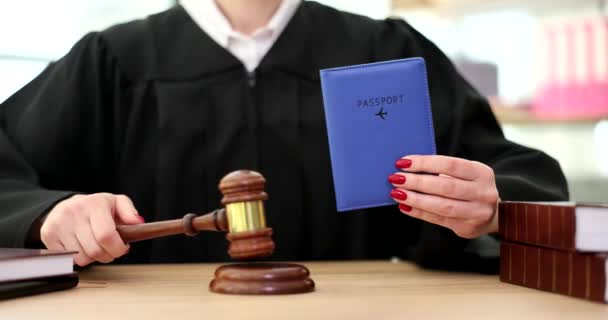 Δικαστής Παράνομο Διαβατήριο Στο Χέρι Χτυπά Σφυρί Στο Δικαστήριο Closeup — Αρχείο Βίντεο