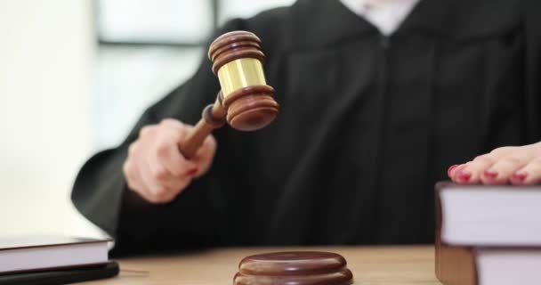 Juiz Batendo Com Martelo Madeira Perto Livros Tribunal Closeup Filme — Vídeo de Stock