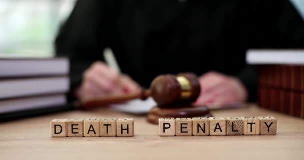 Palabra Pena Muerte Cubos Madera Cerca Juez Sala Audiencias Primer — Vídeo de stock