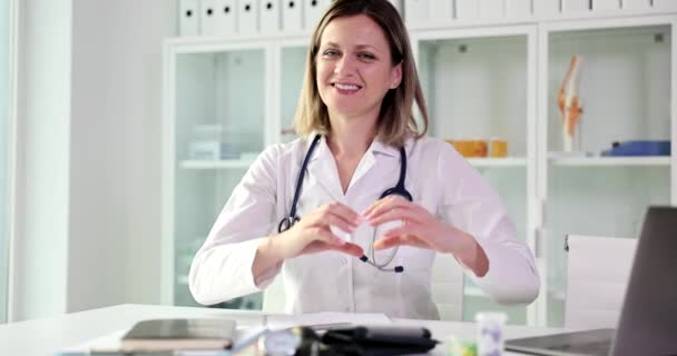 Usmívající Lékař Klinice Ukazuje Známky Srdce Detailní Záběr Přátelský Personál — Stock video