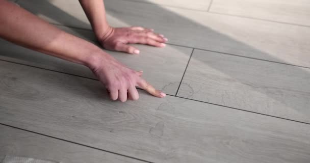 Κοντινό Πλάνο Γυναικεία Χέρια Στο Πάτωμα Τρίβουν Ένα Λεκέ Στο — Αρχείο Βίντεο