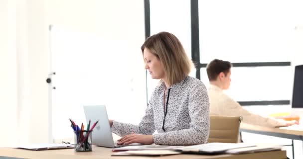 Uma Mulher Negócios Mesa Digitando Rapidamente Laptop Close Trabalho Escritório — Vídeo de Stock