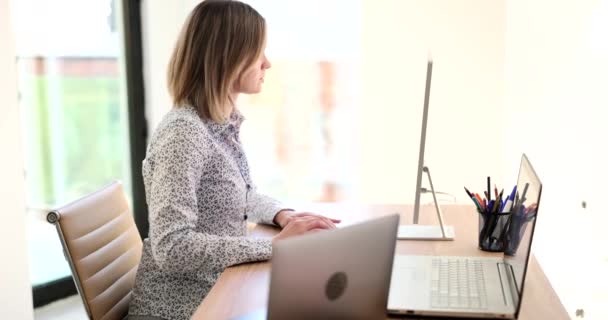 Seorang Wanita Bisnis Bekerja Duduk Meja Kantor Close Tempat Kerja — Stok Video