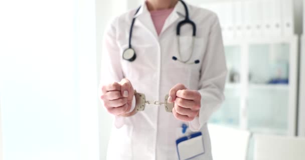 Ärztin Handschellen Der Klinik Nahaufnahme Seichter Fokus Konzept Medizinverbrechen Verhaftung — Stockvideo