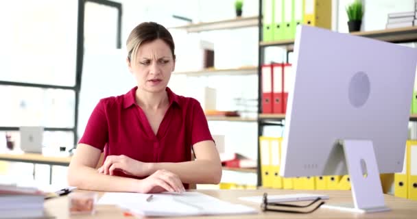 Business Woman Sitting Office Itches Slowmotion Nervous Scabies Stress Work — Stock Video
