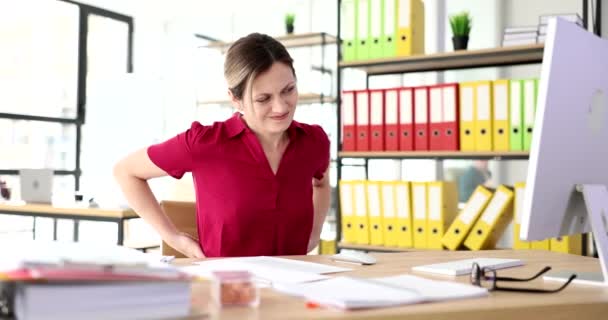 オフィスのビジネス女性は バック クローズアップを持っています 変形性関節症と腰痛 スローモーション — ストック動画