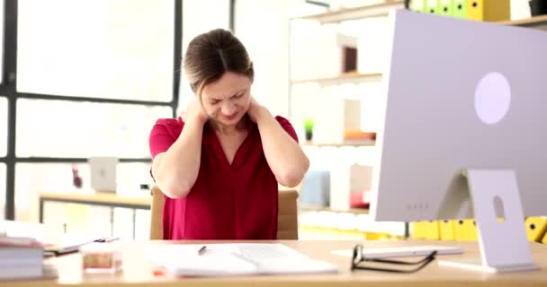 Femeie Afaceri Gâtul Într Birou Încetineşte Stres Locul Muncă Osteochandroză — Videoclip de stoc