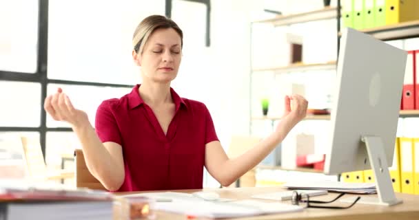 ビジネスの女性はオフィス クローズアップで瞑想をしています 職場での精神訓練 集中力 — ストック動画