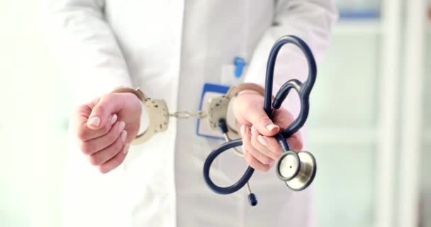 Νοσοκόμος Τις Χειροπέδες Κρατάει Στηθοσκόπιο Χέρια Κοντά Σύλληψη Του Ιατρικού — Αρχείο Βίντεο