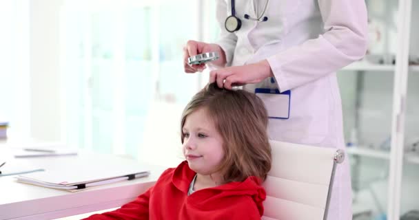 Doctor Looks Lupa Child Hair Close Visit Trichologist Slowmotion — Stock Video