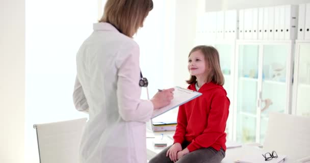 Liten Flicka Ler Mot Barnläkare Närbild Undersökning Barns Hälsa Slowmotion — Stockvideo