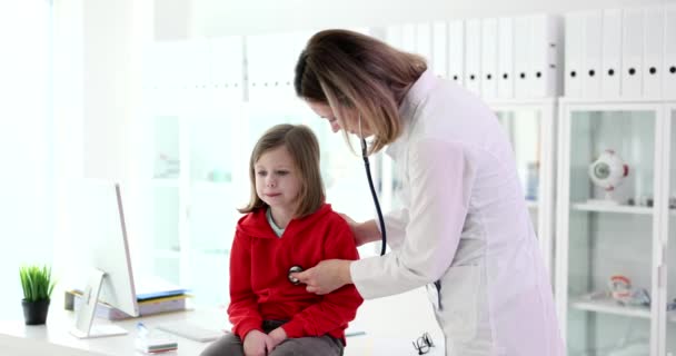 Лікар Слухає Дитяче Серце Стетоскопом Крупним Планом Дівчина Іспиті Клініці — стокове відео
