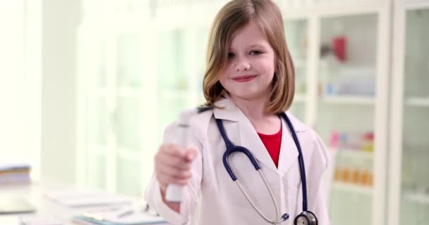 医師と内視鏡 クローズアップの制服を着た少女 診療所で遊ぶ Ent 浅い焦点 — ストック動画