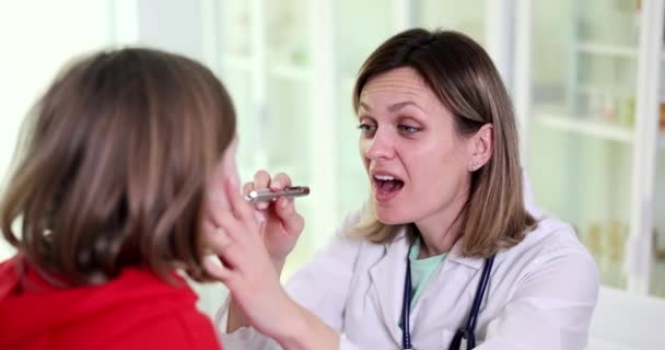 Lekarz Klinice Patrzy Usta Dziecka Zbliżenie Dziewczyna Ból Gardła Wizyta — Wideo stockowe
