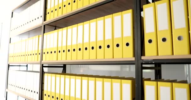 Ofisteki Büyük Bir Kitaplığın Sarı Klasörleri Yakın Plan Arşivde Çok — Stok video
