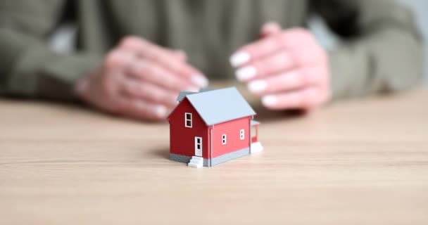 Mãos Fecham Modelo Casa Vermelha Mesa Close Conceito Habitação Segurança — Vídeo de Stock