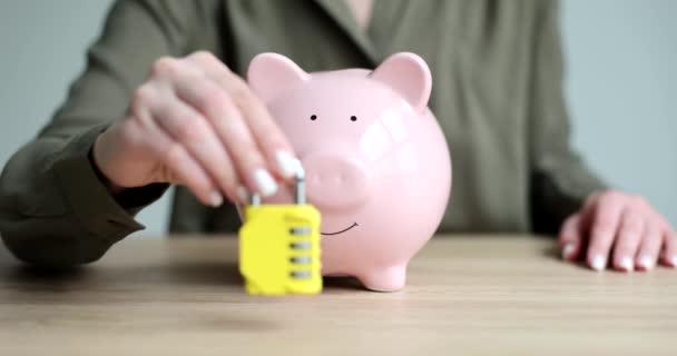 一个黄色城堡 桌上有密码和粉色小猪银行 一个特写镜头 银行的概念存款 — 图库视频影像